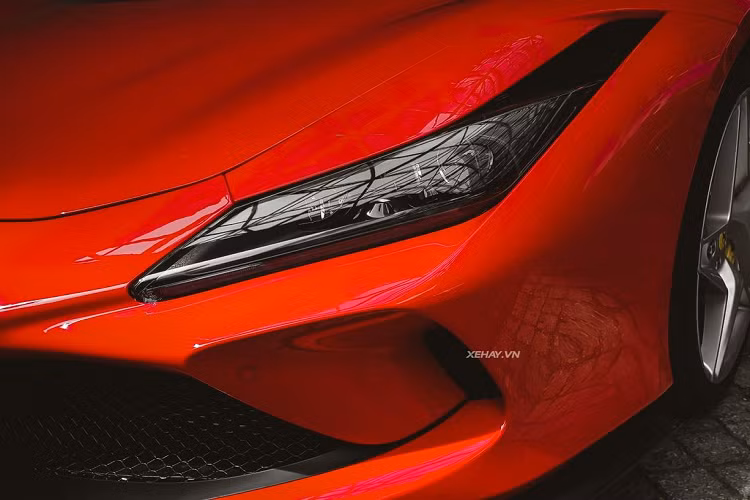 "Trái tim" của Ferrari F8 Spider là cỗ máy V8 3.9 lít Bi-Turbo tương tự như chiếc F8 Tributo, sản sinh công suất 711 mã lực và mô-men xoắn cực đại 770 Nm. giúp xe tăng tốc từ 0 lên 100 km/h chỉ trong 2.9 giây, trước khi đạt tốc độ tối đa 340 km/h. Giá xe Ferrari F8 Spider tại Việt Nam không được công bố, nhưng được ước tính vào khoảng 23 tỷ đồng.