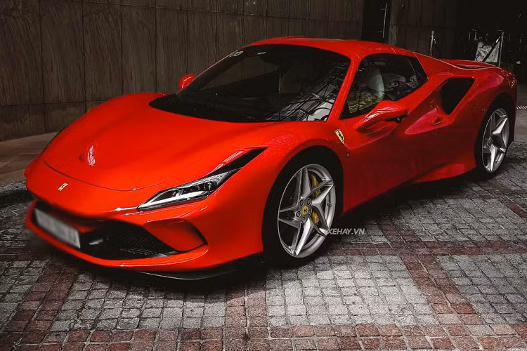 Chiếc Ferrari F8 Spider mui trần này sở hữu màu sơn ngoại thất đỏ Rosso Corsa truyền thống của thương hiệu "ngựa chồm". Được biết, ngay sau khi xe được đưa về nước chủ sở hữu đã mạnh tay chi tiền mua thêm các bộ phận carbon chính hãng để độ lại xe.