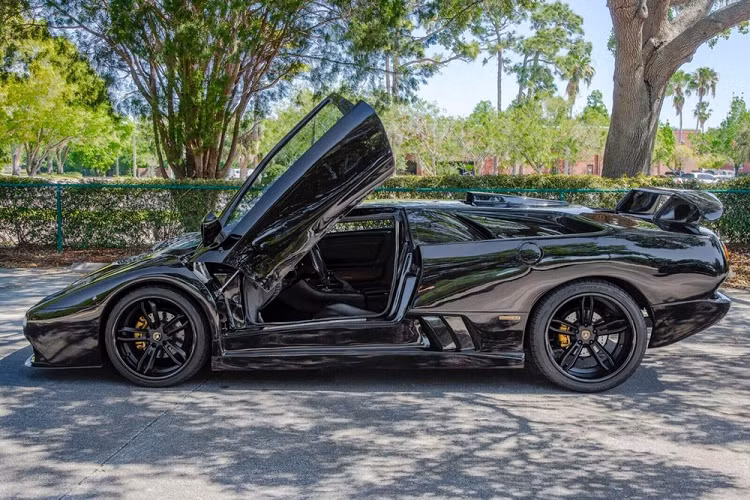 Siêu xe bản sao vẫn có động cơ V6 nguyên bản của NSX, mặc dù ống hút gió Lamborghini giả đã giúp che đậy nó khi nắp động cơ được mở ra.