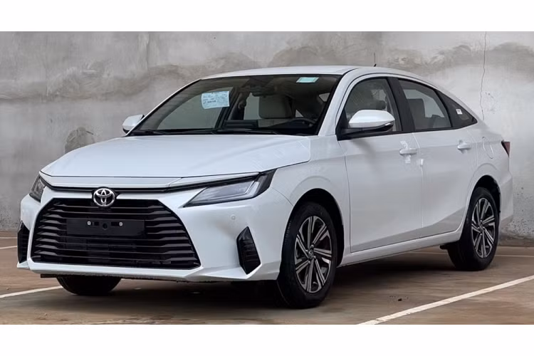 Xe cũng đi kèm hệ thống tự động đánh lái, cảnh báo khi phương tiện phía trước khởi hành, kiểm soát chân ga và hệ thống kiểm soát hành trình thích ứng ở mọi dải tốc độ. Bên cạnh đó là 6 túi khí, hệ thống cảnh báo điểm mù, camera 360 độ, cảnh báo phương tiện cắt ngang khi lùi, phanh tay điện tử và tự động giữ phanh tạm thời.