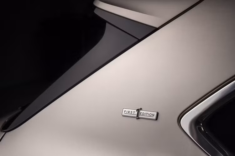 Khách hàng của mẫu xe SUV Bentley Bentayga EWB Azure First Edition có thể lựa chọn giữa 16 màu sơn ngoại thất tiêu chuẩn và hơn 60 màu ở bảng tùy chọn Extended Paint Range.