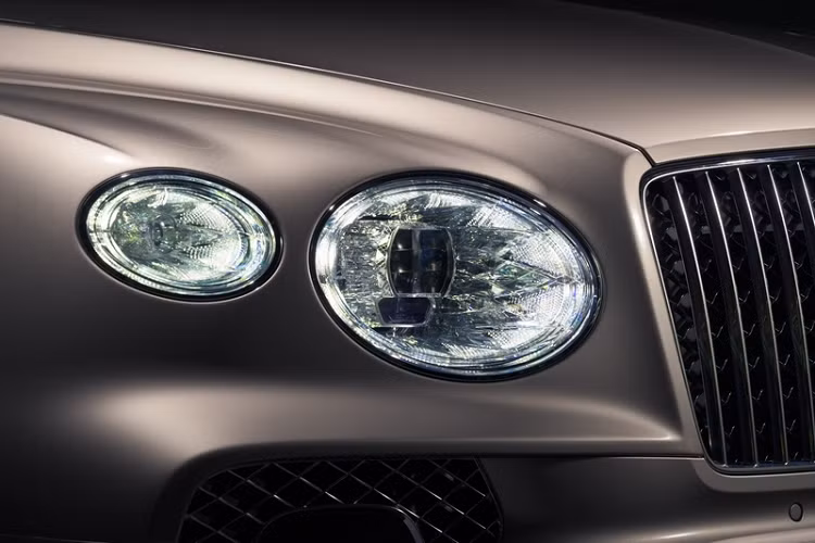 Về truyền động, Bentayga EWB First Edition được trang bị động cơ tăng áp kép V8 4.0L, sản sinh công suất 542 mã lực và mô-men xoắn 770 Nm.