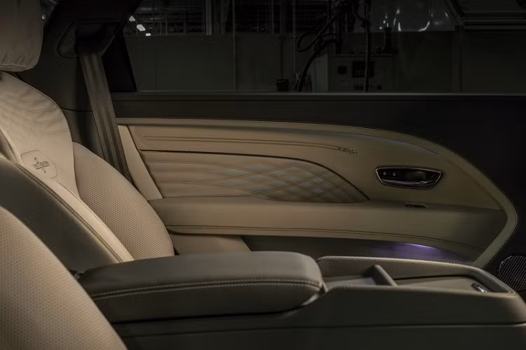 Bên cạnh đó, hãng xe sang Anh Quốc vẫn cung cấp nhiều tùy chọn như hệ thống giải trí phía sau Bentley Rear Entertainment, bổ sung 2 màn hình 10,1 inch cho hành khách phía sau.