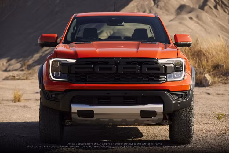 Ranger Raptor là một trong ba mẫu xe mang thương hiệu Raptor của hãng Ford, bên cạnh Bronco Raptor và F-150 Raptor. Do đó, mẫu xe này cũng chia sẻ một số chi tiết thiết kế với 2 người anh em Ford Bronco Raptor và F-150 Raptor mới. Ngoài ra, mẫu xe này còn có thiết kế ngoại thất hầm hố hơn hẳn Ford Ranger 2022.