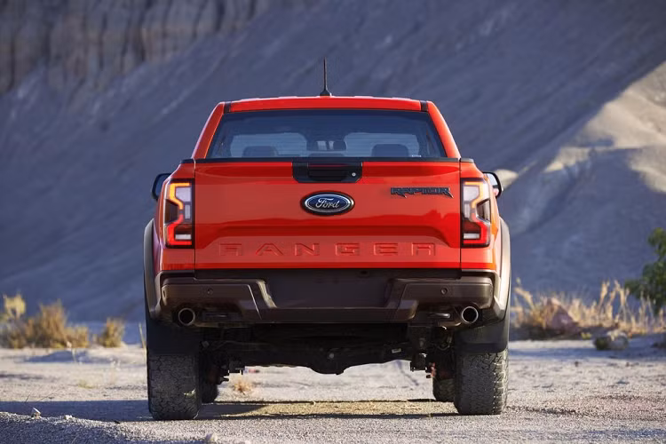 Trên đầu xe, Ranger Raptor 2022 được trang bị lưới tản nhiệt với dòng chữ "Ford" cỡ lớn ở giữa. Nằm hai bên lưới tản nhiệt là cụm đèn pha Matrix LED hình chữ "C", được bao quanh bằng dải đèn LED định vị ban ngày, giống Ford Ranger thế hệ mới.