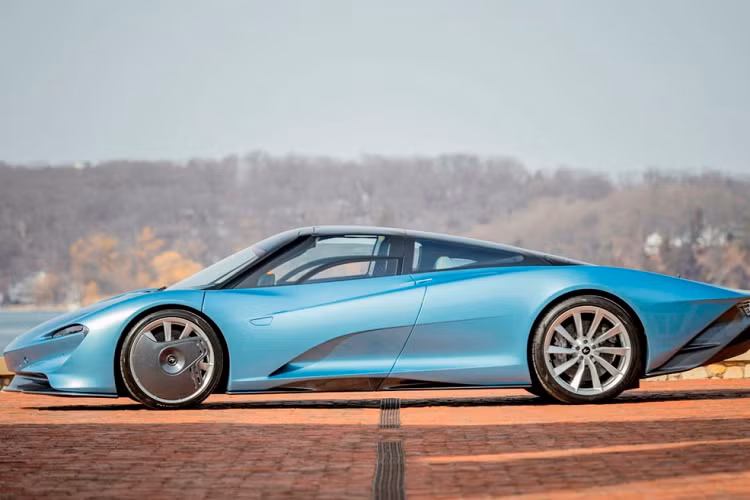 Giống như tất cả các chiếc siêu xe McLaren Speedtail khác, chủ sở hữu ban đầu của chiếc xe đã có cơ hội tùy chỉnh nó thông qua McLaren Special Operations và chọn sơn màu xanh Heritage Gloss Steel Blue với huy hiệu bên ngoài bằng nhôm gia công.