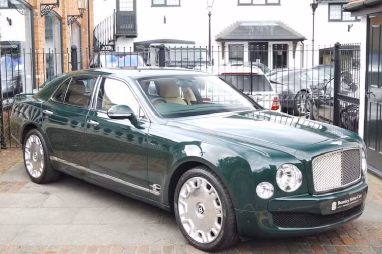 Trong 1 năm, chiếc Mulsanne đã cùng "sát cánh" bên Nữ hoàng Elizabeth II qua khoảng hơn 8000 km. Hiện tại, công-tơ-mét của chiếc xe mới đạt 9376 km.