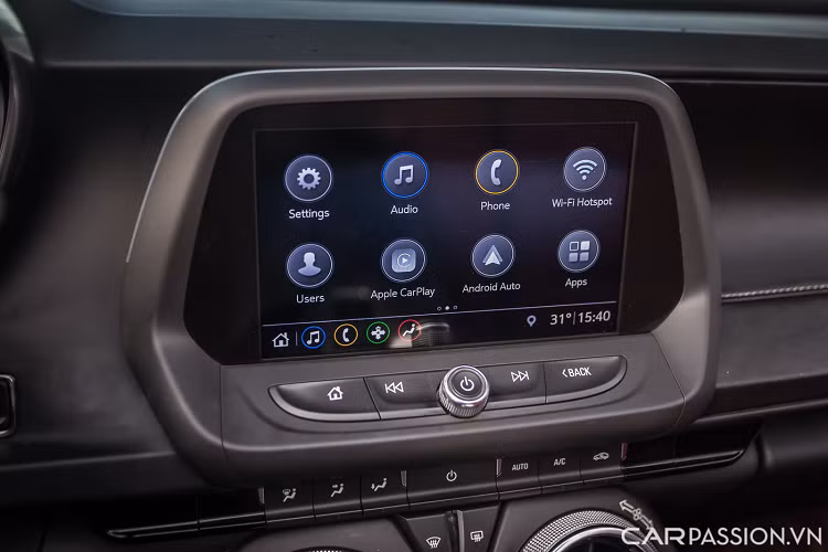 Bước vào bên trong, phần nội thất của Camaro Convertible không có quá nhiều thay đổi. Điểm mới đáng nói nhất đó là hệ thống thông tin giải trí thế hệ mới – thế hệ 3 bao gồm cả định vị dẫn đường mới, camera lùi hay tính năng cảnh báo nguy cơ đâm va phía trước.