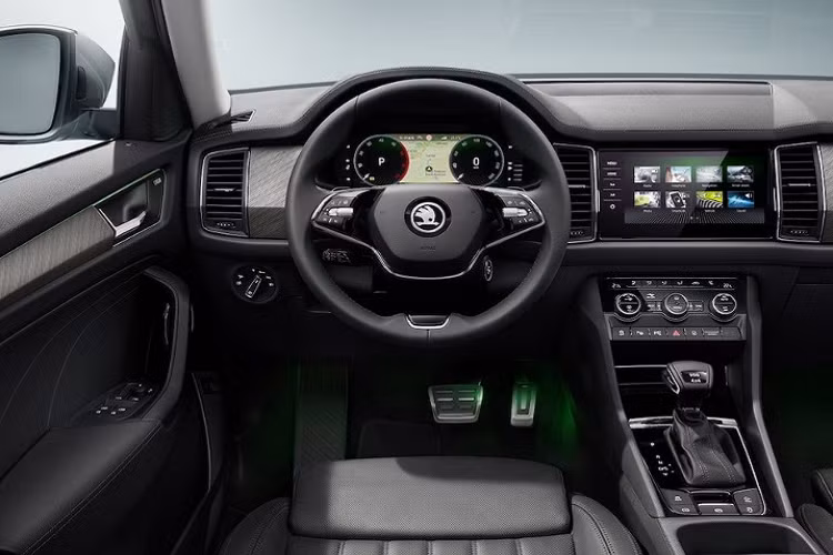 Mẫu xe SUV Skoda Kodiaq khá được ưa chuộng tại thị trường Châu Âu kể từ khi ra mắt vào năm 2016, với doanh số luôn nằm ở mức cao. Trước đó, vào năm 2021, mẫu xe này đã từng ra mắt phiên bản nâng cấp tại thị trường Anh Quốc. Nếu về Việt Nam, đây sẽ là sản phẩm mới nhất của dòng xe này cạnh tranh với Hyundai SantaFe, KIA Sorento, Mazda CX-8, Peugeot 5008 cùng phân khúc.