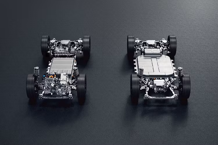 Đáng tiếc là thông số kỹ thuật của Niutron NV 2022 chưa được hé lộ nhiều. Chỉ biết rằng, xe sẽ có phiên bản thuần điện và phiên bản được trang bị cả động cơ để tăng phạm vi di chuyển. Ngoài ra, xe còn được trang bị hệ dẫn động 4 bánh thông minh và có nhiều chế độ lái tiêu chuẩn nhằm mang đến trải nghiệm lái đa dạng cho người dùng. Theo thương hiệu Niutron, NV có thể tăng tốc từ 0-100 km/h trong thời gian 5,9 giây.