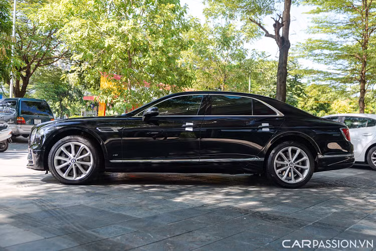 Chiếc Flying Spur trong bài sử dụng bộ mâm 5 chấu kép kích thước 20 inch sơn màu bạc, ẩn phía sau là cùm phanh Bentley được sơn đen kết hợp cùng đĩa phanh có đường kính lớn.