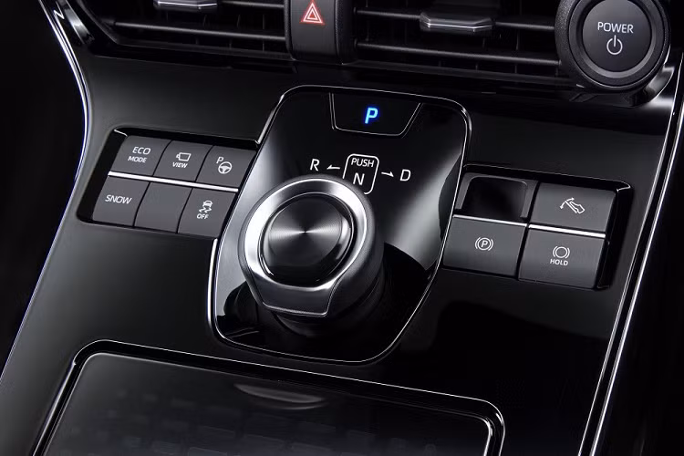 Được phát triển dựa trên cơ sở gầm bệ e-TNGA dành riêng cho ôtô điện, Toyota bZ4X có cả phiên bản dẫn động cầu trước FWD và dẫn động 4 bánh toàn thời gian AWD.
