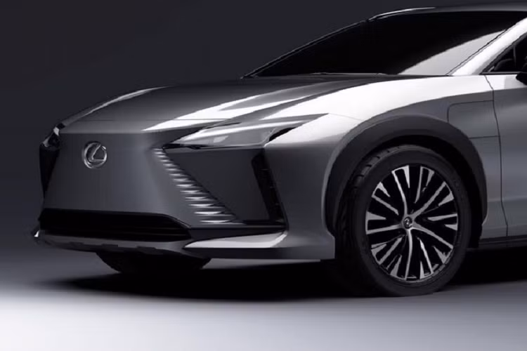Trên cửa cốp xe xuất hiện tem chữ nổi "RZ 450e" nên nhiều khả năng Lexus RZ 2022 sẽ có công suất tối đa lớn hơn mức 160 kW (215 mã lực) của Toyota bZ4X. Bên dưới tem chữ nổi "RZ 450e" còn có logo "Direct4", chứng tỏ xe sẽ được trang bị hệ dẫn động 4 bánh toàn thời gian. Nói cách khác, mẫu crossover hạng sang này sẽ có thêm mô-tơ điện trên cầu sau. Theo kế hoạch, xe sang Lexus RZ chạy điện sẽ chính thức ra mắt trong sự kiện trực tuyến diễn ra vào ngày 20/4 tới đây. 