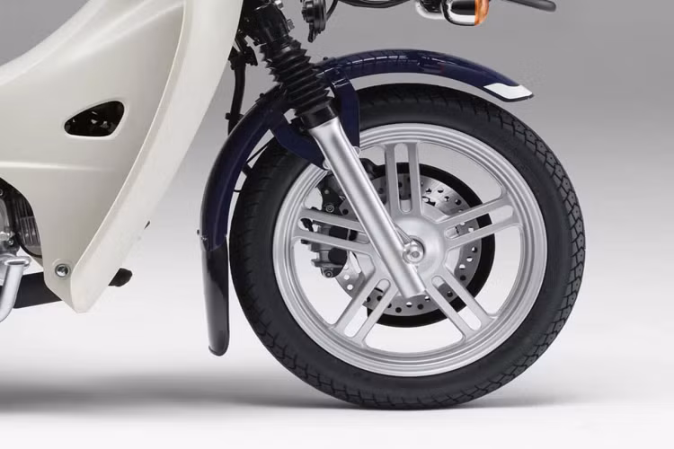 Với giỏ hàng phía trước và giá chở hàng phía sau, Super Cub 110 Pro hướng đến nhóm khách hàng là người dùng mua xe để kinh doanh, chuyên chở hàng trong thành phố chật hẹp.