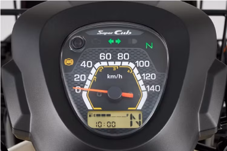 Xe có thêm phanh đĩa ở bánh trước kèm hệ thống chống bó cứng phanh ABS. Super Cub 110 cũng sử dụng vành hợp kim đúc 14 inch kèm lốp không săm. Một cải tiến mới là Super Cub 110 Pro 2022 có màn hình LCD báo số, vận tốc, đồng hồ công tơ mét, mức tiêu thụ nhiên liệu.