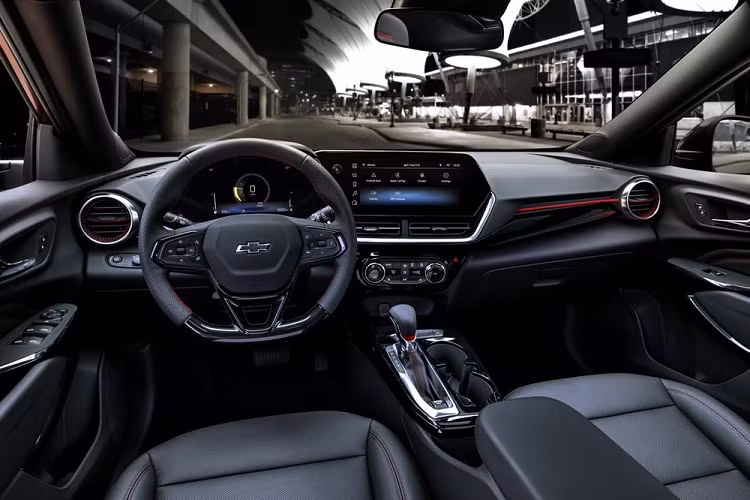 Không chỉ có thiết kế ấn tượng hơn thế hệ cũ, Chevrolet Trax 2024 còn tăng đáng kể về kích thước. Theo đó, xe sở hữu chiều dài 4.537 mm, chiều rộng 1.823 mm, chiều cao 1.560 mm và chiều dài cơ sở 2.700 mm. So với thế hệ cũ, xe dài hơn 279 mm, thấp hơn 101 mm, rộng hơn 51 mm và chiều dài cơ sở tăng gần 152 mm. Nhờ đó, Chevrolet Trax 2024 được chuyển từ phân khúc SUV cỡ B lên cỡ C, cạnh tranh với Honda CR-V, Mazda CX-5 cũng như Hyundai Tucson. Ngoài ra, xe còn có chiều cao gầm 186 mm.