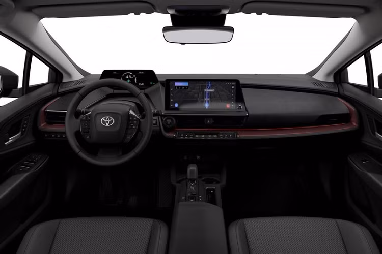 Thiết kế này có những điểm tương đồng với loạt mẫu Crown mới của Toyota, đặc biệt là ở phần đầu xe, nơi có đèn pha LED ấn tượng hình chữ C như 2 thỏi nam châm hút vào nhau. Tất nhiên không thể bỏ qua dải đèn LED của đèn hậu. Nội thất cũng là một sự khác biệt hoàn toàn so với các mẫu Prius trước đó.