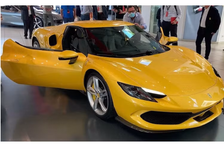 Sức mạnh này giúp Ferrari 296 GTB có thể tăng tốc từ 0 - 100 km/h chỉ với 2,9 giây, trước khi cán tốc độ tối đa 330 km/h. Chỉ với động cơ hoàn toàn bằng điện, siêu xe mui trần Ferrari 296 GTS có thể di chuyển với quãng đường 25 km, trong khi vận tốc tối đa là 135 km/h.