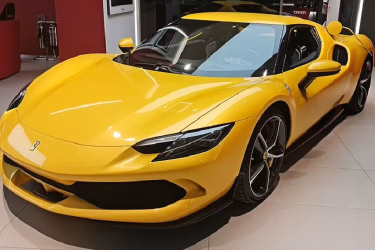Giá xe Ferrari 296 chưa được công bố nhưng dự kiến rơi vào khoảng 20 tỷ đồng, sẽ trở thành đối thủ trực tiếp của McLaren Artura - vừa ra mắt người tiêu dùng Việt hồi cuối tháng 7 với giá khởi điểm từ 15,9 tỷ đồng.