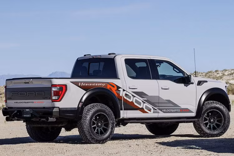Ở trạng thái nguyên bản của Ford, chiếc F-150 Raptor R đã rất mạnh mẽ khi trang bị động cơ V8 5.2 lít siêu nạp mượn từ Shelby GT500, có khả năng sản sinh công suất 700 mã lực và mô-men xoắn 867 Nm.