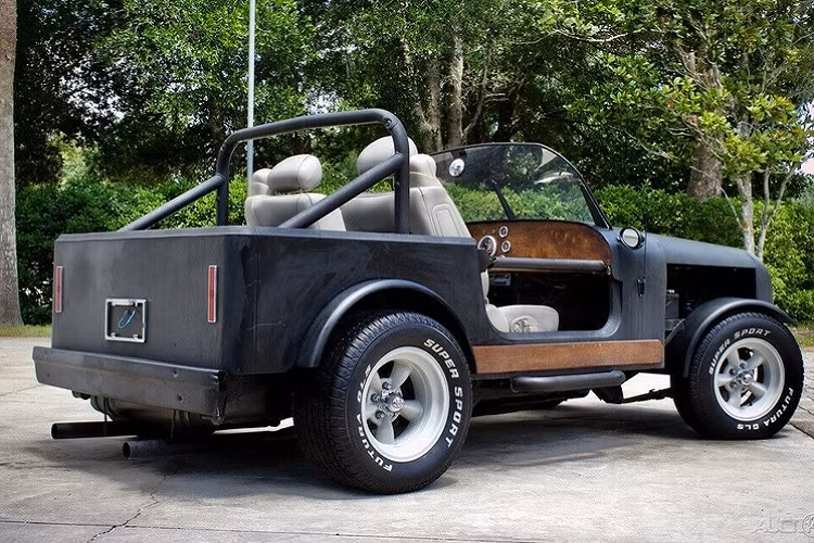 Hiện tại, giá xe Jeep Wrangler 1988 độ khủng này đang được rao bán với giá 17.950 USD (khoảng 414,4 triệu đồng).