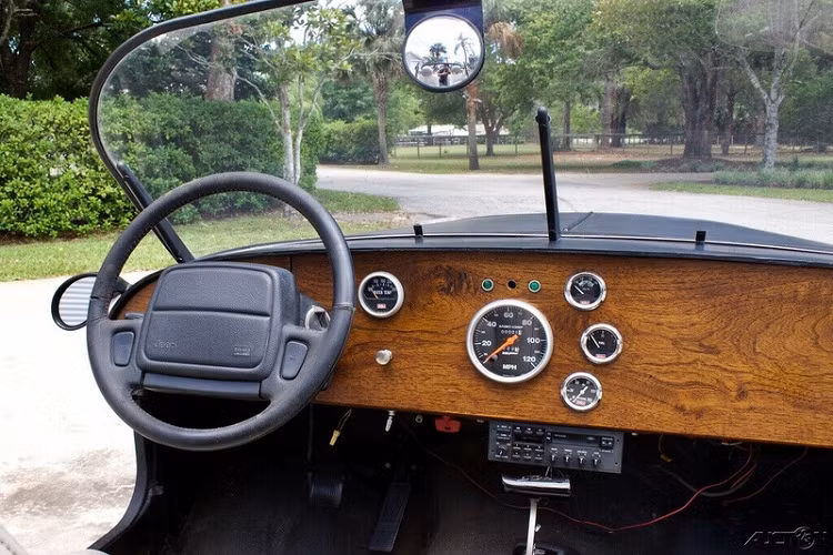 Giống như ngoại thất, cabin của chiếc Wrangler cũng rất tối giản và cơ bản, chỉ có bảng điều khiển ốp gỗ tùy chỉnh, vô lăng xe Jeep đặc trưng và một cặp ghế da màu kem.