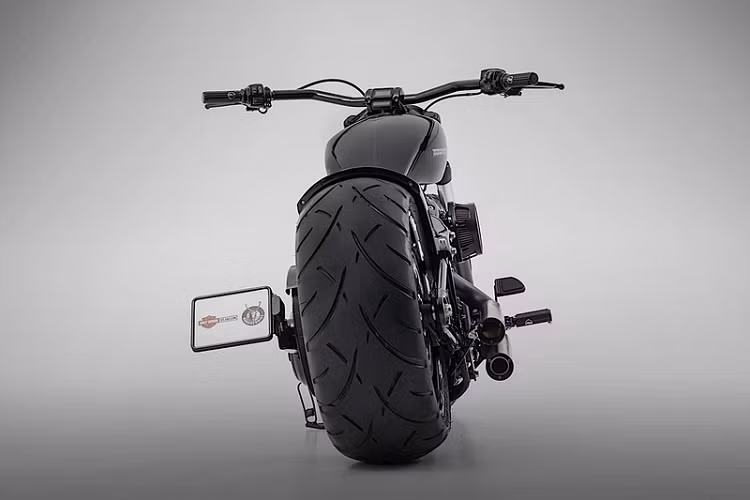 Mức giá xe Harley-Davidson Breakaway từ Bundnerbike là 55.000 CHF (khoảng 1,34 tỷ đồng), đắt ngang một chiếc Porsche 718 Cayman hay xe cơ bắp thể thao Chevrolet Corvette Stingray ở thị trường Mỹ.