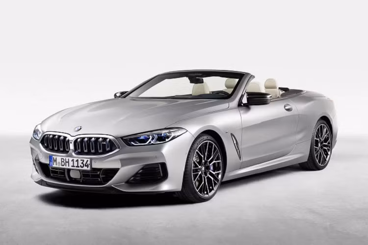 Có thể nhận ra ngay lập tức, BMW 8-Series 2023 mới được hưởng lợi từ việc làm mới nhẹ nhàng kết hợp với lưới tản nhiệt “Iconic Glow” mới. Đúng như tên gọi, lưới tản nhiệt được chiếu sáng để tạo “ấn tượng mạnh khi nhìn từ phía trước BMW 8-Series mới”. 