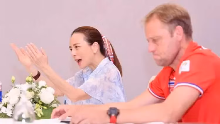 Fans Thai dua loi khuyen soc cho truong doan bong da 'Madam Pang'-Hinh-3