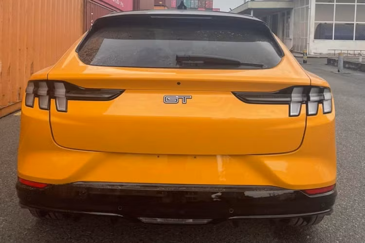 Ở thị trường xe nhập khẩu không chính hãng, các đại lý đang mang về nước những chiếc xe Tesla đầy đủ phiên bản với giá bán khá hấp dẫn và mới đây nhất là chú "ngựa hoang" Ford Mustang Mach-E về Việt Nam. Khá thú vị là hình ảnh khui công của xe SUV điện Ford Mustang Mach-E cho thấy xe thuộc bản cao cấp và mạnh nhất.