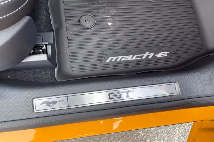 Cụ thể, một chiếc xe Ford Mustang Mach-E GT đã được công ty nhập khẩu tư nhân mạnh tay nhập về dải đất hình chữ S để phục vụ giới nhà giàu Việt. Giá bán của xe không được tiết lộ nhưng tại thị trường quê nhà, giá xe Ford Mustang Mach-E GT từ 1,4 tỷ đồng.