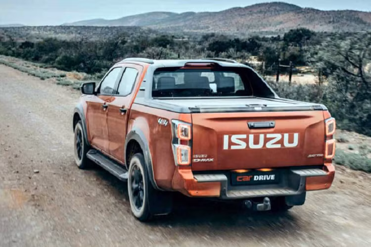 Cả hai động cơ đều kết hợp với hộp số tự động 6 cấp. Hiện giá xe Isuzu D-Max 2023 ở thị trường Thái Lan vẫn chưa được công bố. Trong khi đó, mẫu xe bán tải hiện đang được bán tại Việt Nam với giá dao động từ 640 - 870 triệu đồng.