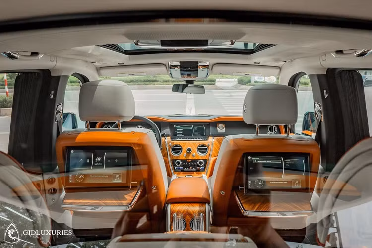 Khá thú vị là vào 2 năm trước, một chiếc SUV siêu sang Rolls-Royce Cullinan màu sơn Dark Emerald cũng đã được 1 người ở Mỹ chuyên nhập khẩu siêu xe về dải đất hình chữ S chia sẻ nhưng kể từ đó, không thấy chiếc xe này xuất hiện. Các trang bị của chiếc Rolls-Royce Cullinan khi đó giống hệt với mẫu xe Rolls-Royce Cullinan màu xanh lục bảo mới được đăng tải hình ảnh.