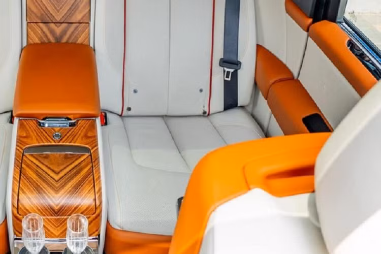 Ngoài ra, chiếc SUV siêu sang Rolls-Royce Cullinan màu sơn xanh lục bảo này còn sở hữu cửa sổ trời toàn cảnh và thuộc phiên bản 4 chỗ ngồi, điều này đồng nghĩa ở hàng ghế sau sẽ chỉ có hai ghế ngồi kiểu độc lập và thương gia theo gói tuỳ chọn Individual Seat.