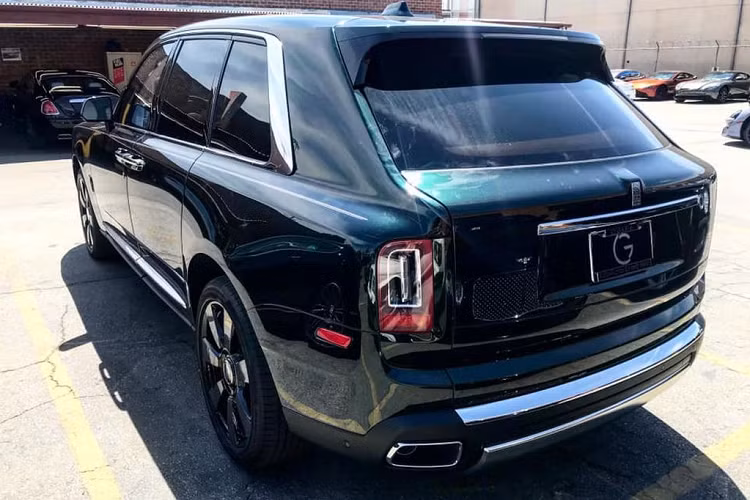 SUV siêu sang Rolls-Royce Cullinan được trang bị động cơ V12, tăng áp kép, dung tích 6.75 lít, sản sinh công suất tối đa 563 mã lực và mô-men xoắn cực đại 850 Nm tại vòng tua máy 1.600 vòng/phút.