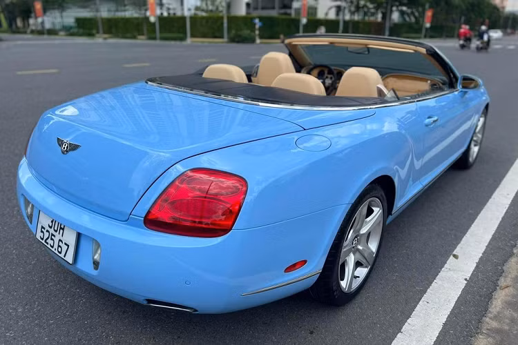 Động cơ trên chiếc xe siêu sang mui trần Bentley Continental GTC màu xanh ngọc sẽ kết hợp cùng hộp số tự động 6 cấp và hệ dẫn động 4 bánh. Nhờ đó, mẫu xe Bentley Continental GTC chỉ mất khoảng thời gian 5,1 giây để tăng tốc từ vị trí xuất phát lên 100 km/h trước khi đạt vận tốc tối đa 314 km.