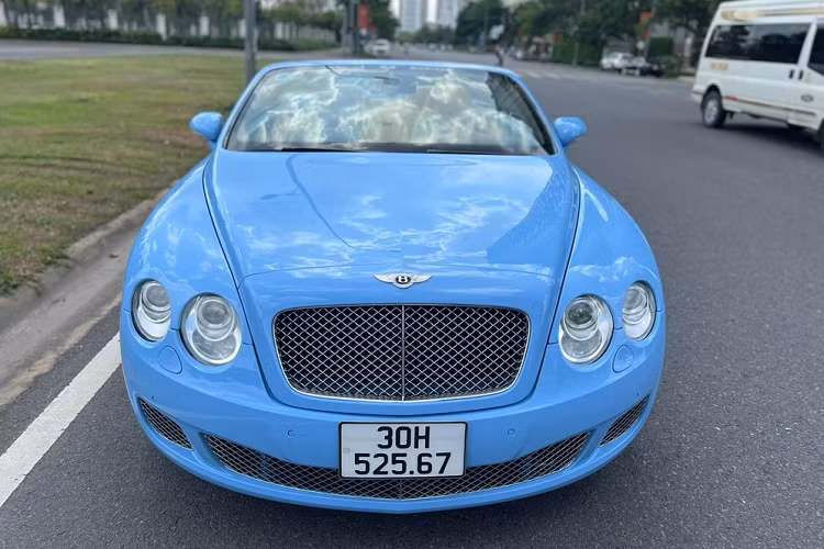 Thông tin chúng tôi tìm hiểu có được, đây là 1 trong số xe Bentley Continental GTC được mang về nước cách đây gàn 15 năm và hiện tại, ngoại thất xe phủ lên màu sơn xanh ngọc rất bắt mắt. Đi kèm với đó là phần mui mềm màu xanh dương đậm.