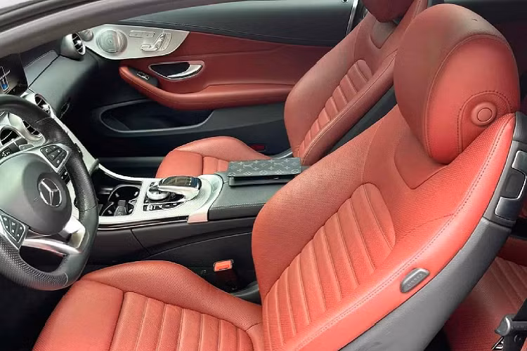 Mercedes-AMG C43 Coupe đời 2018 sử dụng thống treo thể thao AMG với 3 chế độ điều chỉnh. C43 Coupe có tổng cộng 5 chế độ vận hành bao gồm: "Comfort", "Sport", "Sport +", "Individual" và "Eco".