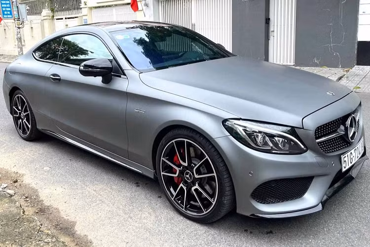 Mới đây, một chiếc Mercedes-AMG C43 Coupe chào bán lại trên thị trường xe cũ. Theo tìm hiểu, mẫu xe này có giá “thách cưới” khoảng 3,6 tỷ đồng (ODO 9.200km). Ở thời điểm năm 2018, Mercedes-AMG C43 Coupe có giá phân phối chính hãng 4,199 tỷ đồng.