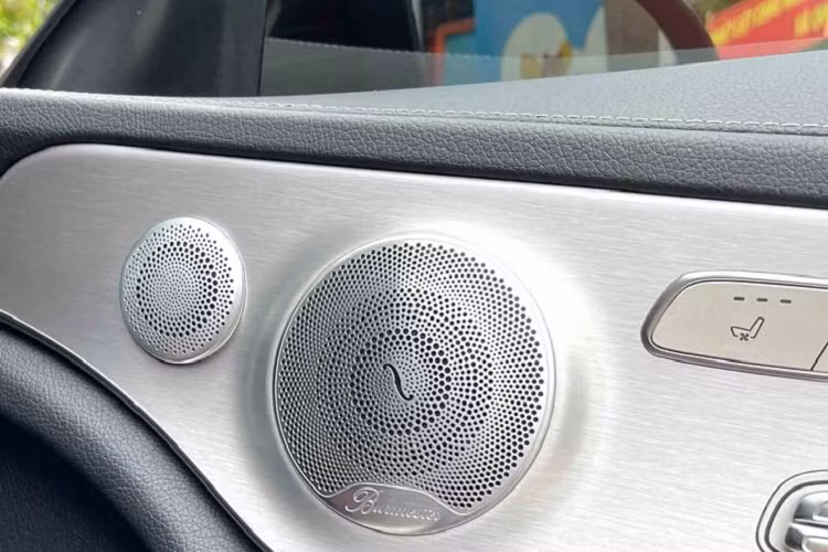 Chức năng kiểm soát tốc độ Cruise Control với SPEEDTRONIC cho phép điều chỉnh tốc độ tối đa mong muốn trong khu vực bị giới hạn tốc độ và hơn nữa.
