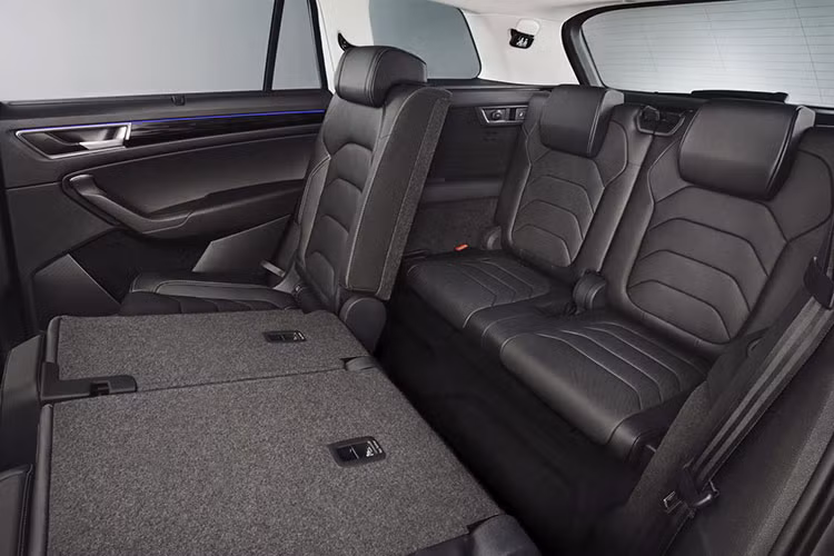 Skoda Kodiaq sở hữu ngoại hình thể thao, bắt mắt cùng thiết kế chững chạc, tinh tế, phù hợp với nhóm khách hàng trung niên, độ tuổi từ 35 trở lên. Xe có số đo 3 vòng dài x rộng x cao lần lượt là 4.697 x 2.087 x 1.681(mm), khoảng sáng gầm 187 mm, cùng cấu trúc 3 hàng ghế rộng rãi, thoải mái, phù hợp cho những gia đình đông người di chuyển trong thành phố hoặc ngay cả địa hình đồi núi.