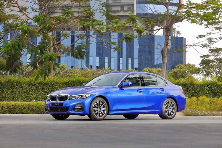 Thế nhưng mới đây, một nguồn tin đồn nội bộ cho hay BMW 3-Series không những sẽ được chuyển sang lắp ráp trong nước mà còn đã có cả giá bán, chưa rõ đã chính thức chốt chưa nhưng chắc chắn sẽ rất "hot". Cụ thể, BMW 3-Series lắp ráp Việt Nam vẫn sẽ có 3 phiên bản nhưng bản 320i Sport Line Plus tầm trung sẽ được thay thế bằng bản 320i M Sport.