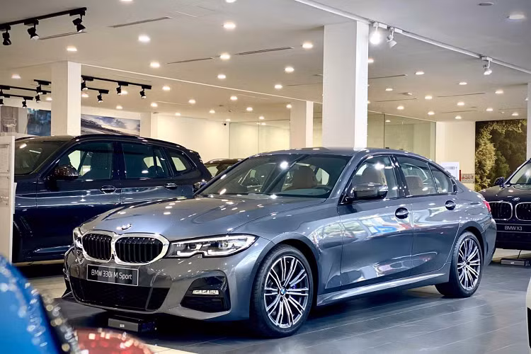 So với xe nhập khẩu, mức giá xe BMW 3-Series lắp ráp CKD thấp hơn nhiều nhất tới 500 triệu đồng. Nếu giá bán chính thức được THACO ấn định như vậy, Mercedes-Benz C-Class vốn đang bán chạy nhất phân khúc sẽ phải dè chừng bởi hiện tại, giá bán của C-Class khởi điểm từ 1,669 tỷ và cao nhất lên tới 2,399 tỷ đồng.