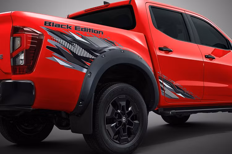 Chưa hết, 2 phiên bản PRO-4X và PRO-2X mang cấu hình Double Cab còn có thêm ghế lái chỉnh điện 8 hướng, bọc bằng chất liệu da Quole Modure cao cấp. Chất liệu da này không tích tụ nhiệt nên hứa hẹn sẽ mang đến cảm giác thoải mái hơn cho người lái trên hành trình dài.