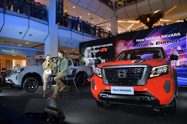 Thuộc cấu hình Double Cab, Nissan Navara 2022 phiên bản Black Edition mang trên mình thiết kế nội - ngoại thất thể thao. Theo đó, xe được trang bị những chi tiết ngoại thất màu đen như lưới tản nhiệt, cản trước, ốp gương chiếu hậu, tay nắm cửa bên sườn, tay nắm cửa trên thùng sau và ốp cua lốp. Bên cạnh đó là ăng-ten hình vây cá trên nóc, đề-can trang trí màu đen xung quanh xe và bộ vành hợp kim 18 inch mới.