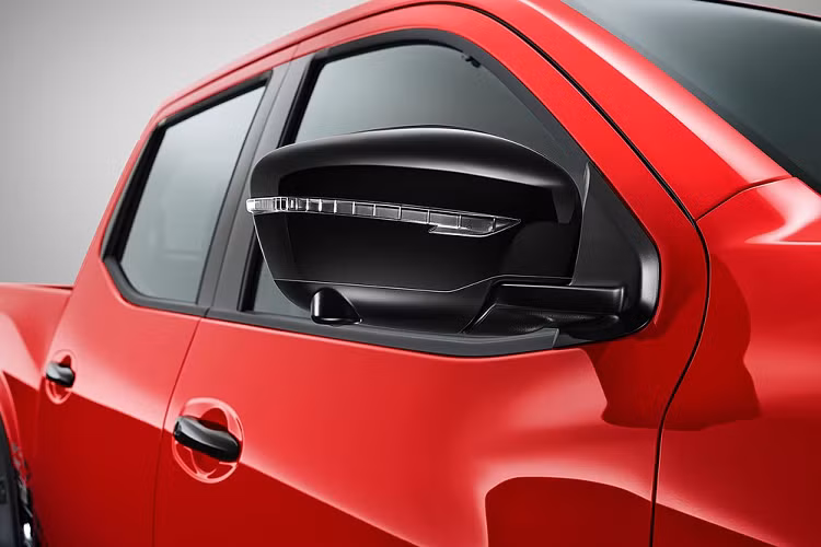 Ngoài phiên bản Black Edition mới, Nissan Navara 2022 tại thị trường Thái Lan còn được nâng cấp mạnh về mặt trang bị an toàn. Cụ thể, phần lớn các phiên bản thuộc cấu hình King Cab và Double Cab đều được trang bị gói công nghệ an toàn chủ động 360° Safety Shield.