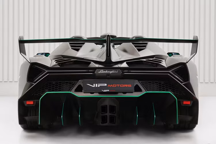 Trên mẫu xe đặc biệt này, Lamborghini vẫn trang bị động cơ V12 hút khí tự nhiên, dung tích 6.5 lít đặc trưng của gia đình Aventador. Động cơ này đã được nâng cấp, tạo ra công suất 750 mã lực và 690 Nm mô-men xoắn, sức mạnh này vẫn được truyền đến bánh xe thông qua hộp số tự động ISR 7 cấp.