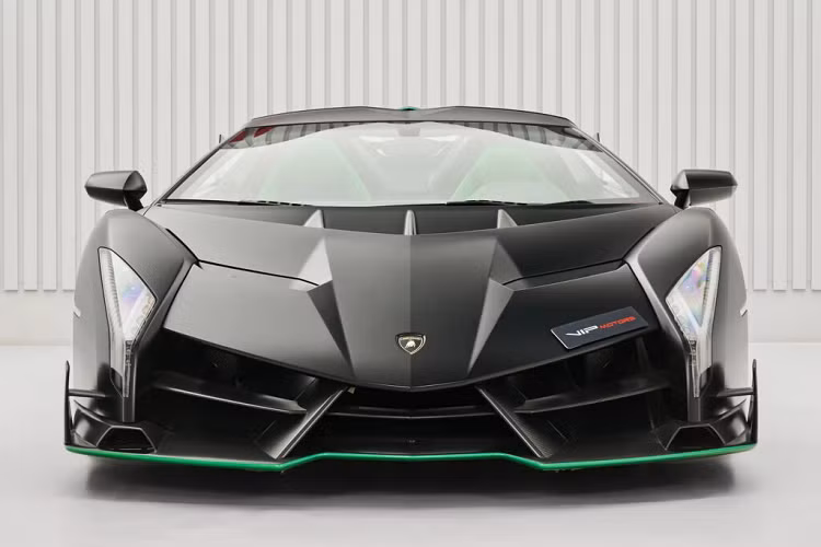 Chiếc xe này đã được RM Sotheby bán đấu giá vào năm 2020. Trước đó, mẫu xe này có giá ước tính ở mức khoảng 4,5-5,5 triệu Euro, từ đây cho thấy mức độ tăng giá trị của chiếc xe này chỉ trong thời gian vài năm. Về nguyên bản, giá xe Lamborghini Veneno Roadster có giá 3,3 triệu Euro khi được nhà máy bán ra.