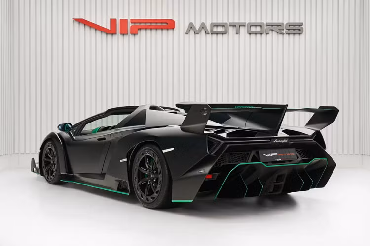 Mỗi chiếc siêu xe Lamborghini Veneno Roadster có một thông số riêng nên rất dễ phân biệt những chiếc xe này và tính theo ghi chú của huy hiệu được đánh số, đây là chiếc thứ hai trong số chín chiếc Veneno Roadster, nổi bật với màu đen bên ngoài với các điểm nhấn màu xanh lá cây và khoang nội thất bọc da màu xanh lá cây và sợi carbon lộ ra ngoài.