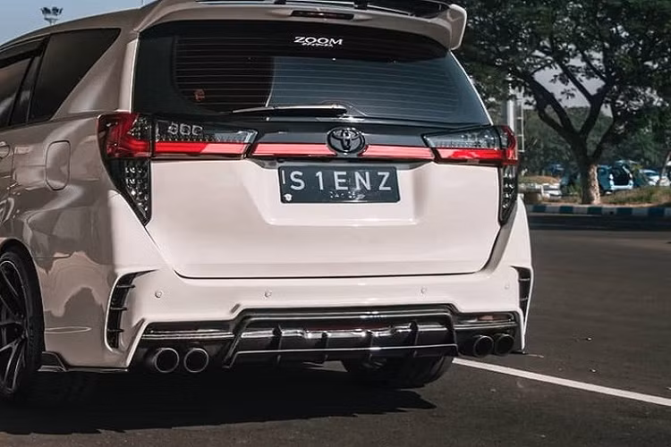 Thêm vào đó là phanh Brembo GT-R R35 trên cả 4 bánh. Đằng sau xe là cụm đèn hậu với vỏ màu tối và tạo hình mới bên trong cũng như cánh gió mui cỡ lớn. Ngoài ra, anh Agus còn bổ sung dải đèn LED mới nằm vắt ngang trên cửa cốp và logo Toyota màu đen cho chiếc Innova độ của mình. Trong khi đó, trên cản sau xuất hiện bộ khuếch tán gió, 2 khe gió nằm dọc và 4 ống xả hình tròn mới.